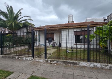CASA 3 AMB. ENTRADA AUTO/ PILETA, QUINCHO Y JARDIN