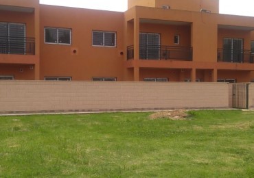 DEPARTAMENTO   3 AMB.  PLANTA BAJA C/JARDIN Y COCHERA (COMPLEJO CERRADO)